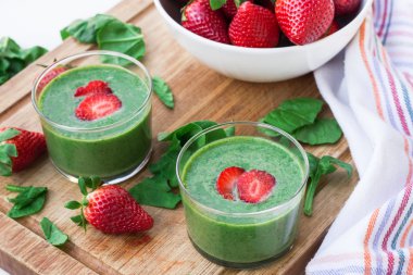 Yeşil ıspanak smoothie çilek ile