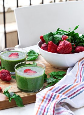 Yeşil ıspanak smoothie çilek ile