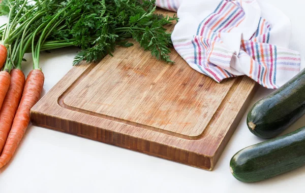 Sayuran segar organik dan potongan papan — Stok Foto
