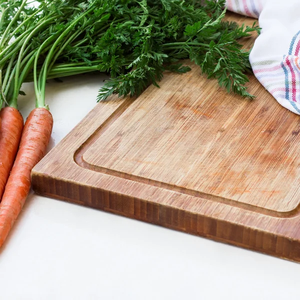 Økologiske friske grøntsager og skærebræt - Stock-foto