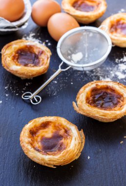 Grunge arka plan üzerinde yumurta tart