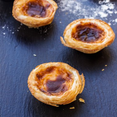 Grunge arka plan üzerinde yumurta tart