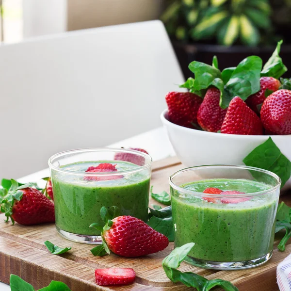 Grüner Spinat-Smoothie mit Erdbeere — Stockfoto
