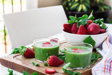 Yeşil ıspanak smoothie çilek ile