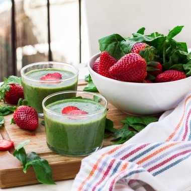 Yeşil ıspanak smoothie çilek ile