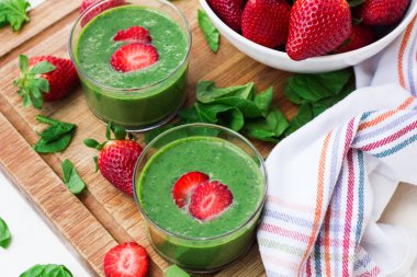 Yeşil ıspanak smoothie çilek ile