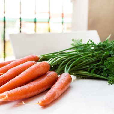 Organik taze havuç demet