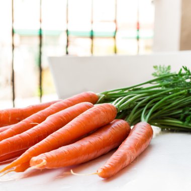 Organik taze havuç demet