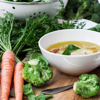 Organik taze sebze ve bahar çorbası