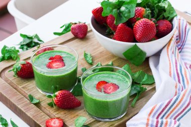 Yeşil ıspanak smoothie çilek ile