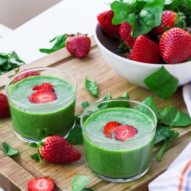 Yeşil ıspanak smoothie çilek ile