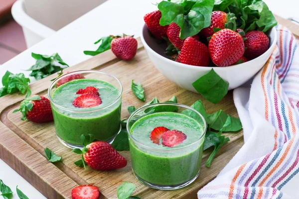 Green spinach smoothie with strawberry — Stock Photo, Image