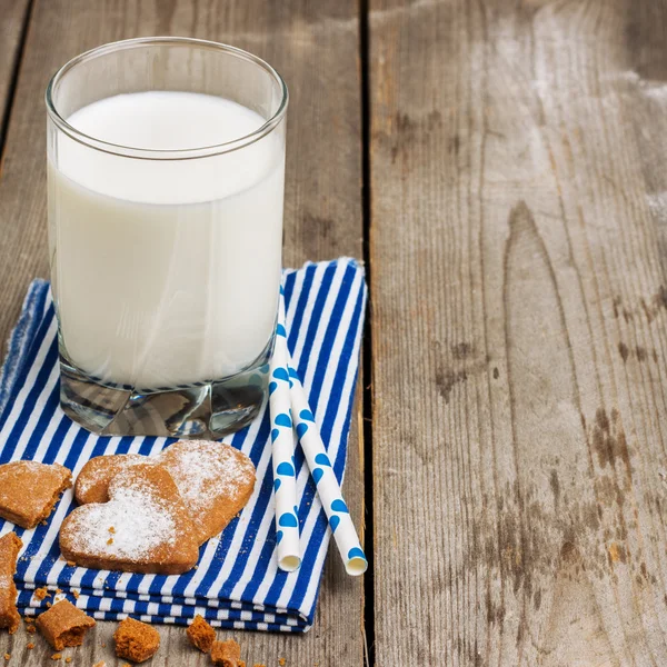 A tej egy rusztikus, fából készült asztal üveg — Stock Fotó