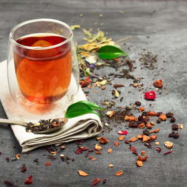 Bitkisel ve masala çay siyah yazı tahtası üzerinde