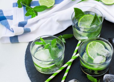 Bardakta taze limonata