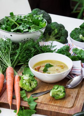 Organik taze sebze ve bahar çorbası