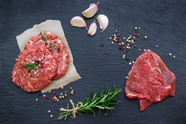 Taze çiğ et ve burger Beşamel sos