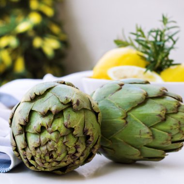 Limon ile organik taze enginar