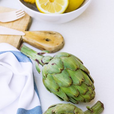 Limon ile organik taze enginar