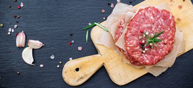 Taze çiğ hamburger pirzola