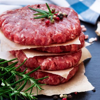 Taze çiğ hamburger pirzola