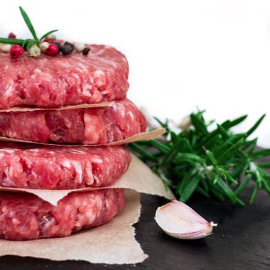 Taze çiğ hamburger pirzola