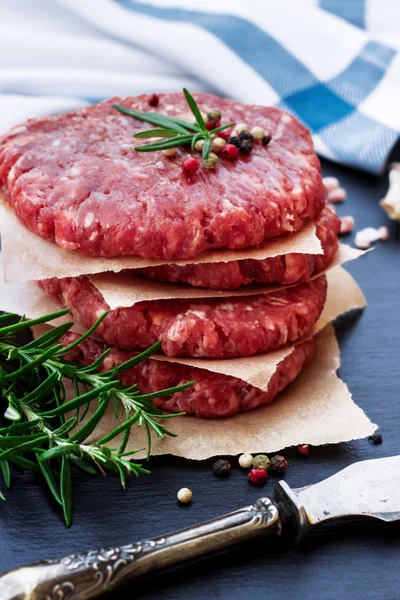 Taze çiğ hamburger pirzola