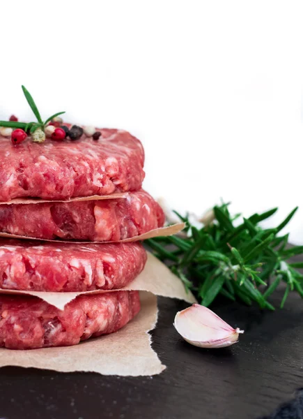 Taze çiğ hamburger pirzola