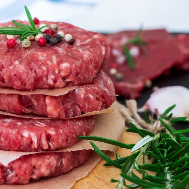 Taze çiğ hamburger pirzola