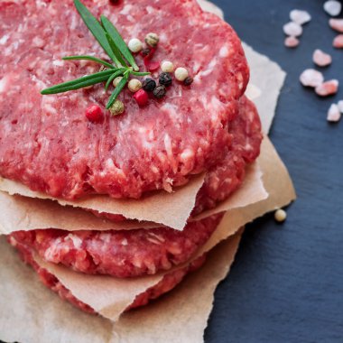 Taze çiğ hamburger pirzola