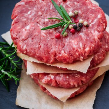 Taze çiğ hamburger pirzola