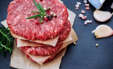 Taze çiğ hamburger pirzola