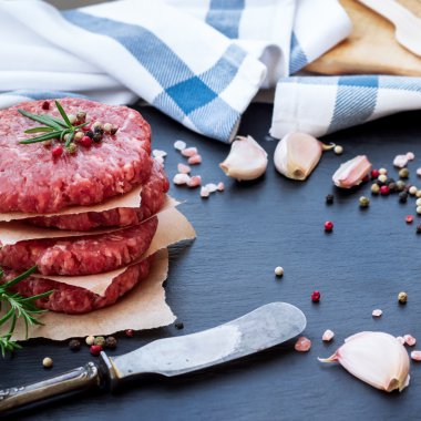 Taze çiğ hamburger pirzola