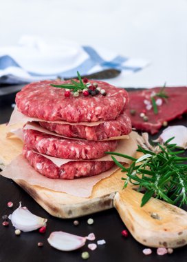 Taze çiğ hamburger pirzola