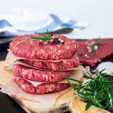 Taze çiğ hamburger pirzola