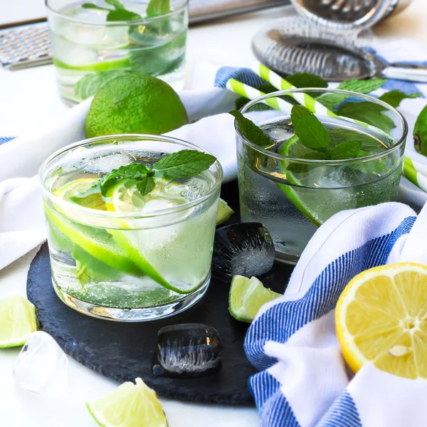 Limonada fresca em um copo — Fotografia de Stock