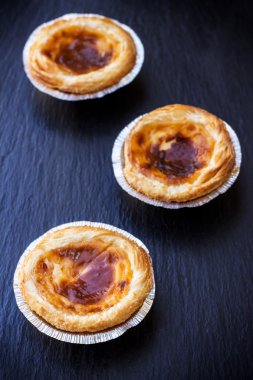 Grunge arka plan üzerinde yumurta tart