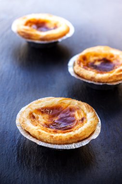 Grunge arka plan üzerinde yumurta tart