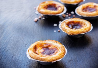 Grunge arka plan üzerinde yumurta tart