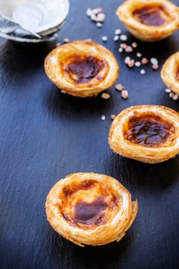 Grunge arka plan üzerinde yumurta tart