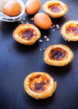 Grunge arka plan üzerinde yumurta tart