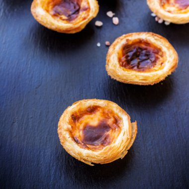 Grunge arka plan üzerinde yumurta tart