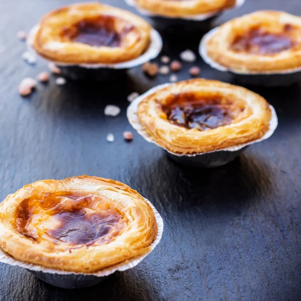 Grunge arka plan üzerinde yumurta tart