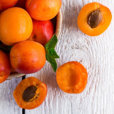 Organik olgun kayısı ile seramik kase