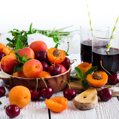 Organik olgun kayısı ve kiraz ile seramik kase