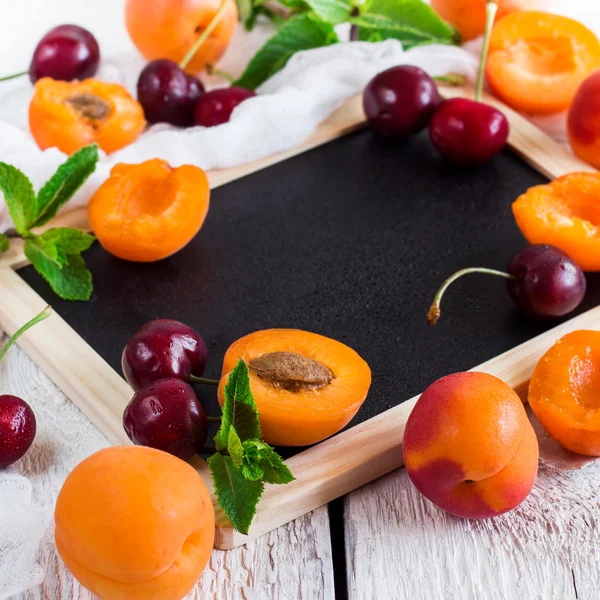 Tafel mit reifen Bio-Aprikosen und Kirschen — Stockfoto