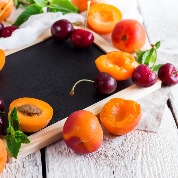 Tafel mit reifen Bio-Aprikosen und Kirschen — Stockfoto