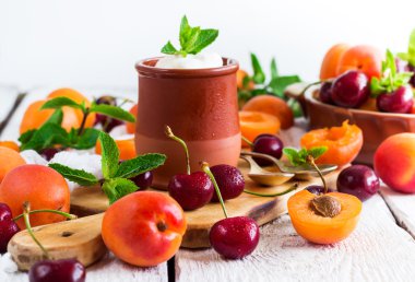 Organik olgun kayısı ve kiraz ile taze jogurt