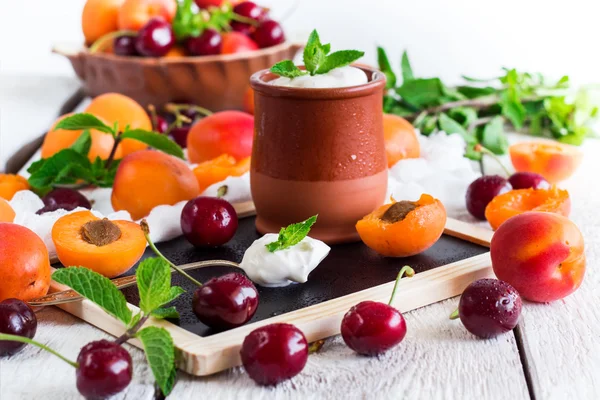 Frischer Joghurt mit reifen Bio-Aprikosen und Kirschen — Stockfoto