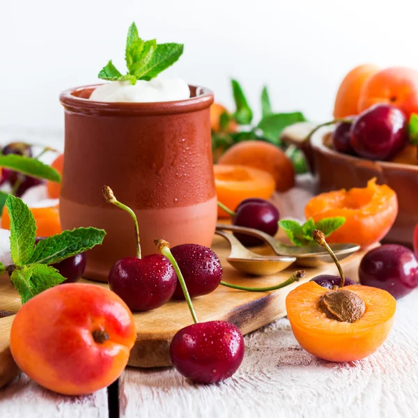 Frischer Joghurt mit reifen Bio-Aprikosen und Kirschen — Stockfoto